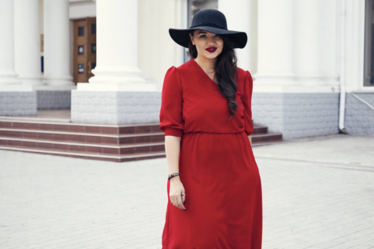 Gli accessori sono fondamentali per completare un outfit curvy con eleganza. La regola principale è evitare eccessi: scegliere pochi pezzi ben bilanciati
