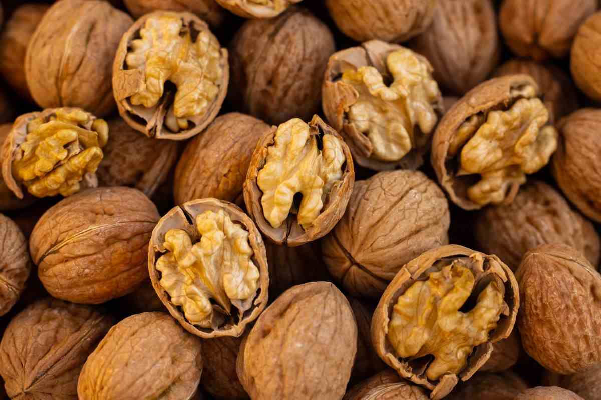 mangiare noci ogni giorno fa bene al cuore